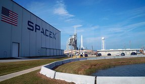 地球規模の大企業家は、宇宙人の質問に真面目に答える | ザ・リバティweb