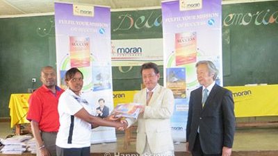 ケニアの高校500校に政府の推薦図書に指定された大川総裁書籍を寄贈