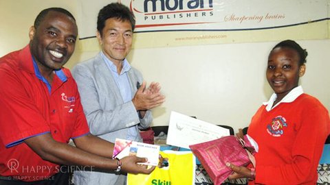 経典寄贈に続いて、ケニアで読書感想文コンクールを実施