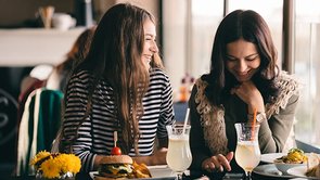 友達に嫉妬していた私—べったりしすぎない自立した友人関係へ【幸福の科学 信仰体験】