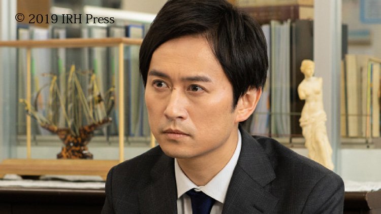 黄金出版社社長。大手総合商社に勤めた後、作家に転身し、数々のヒット作を世に送り出す。出版社を立ち上げ、多忙な日々を送る。