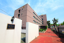 雌伏館